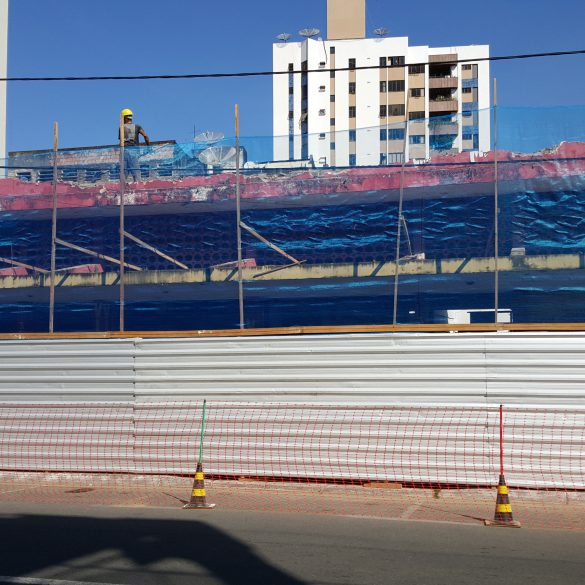 DEMOLIÇÃO MECANIZADA DE EDIFICAÇÃO ANTIGA